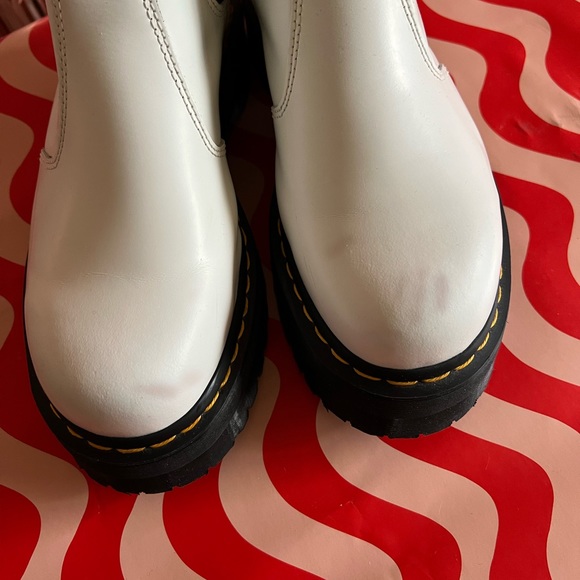 2976 SMOOTH LEATHER PLATFORM CHELSEA BOOTS White 9 Dr Marten’s - Picture 5 of 6